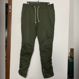 H&M jogger carrot fit has fashion wrinkles under the knees with side zipper too